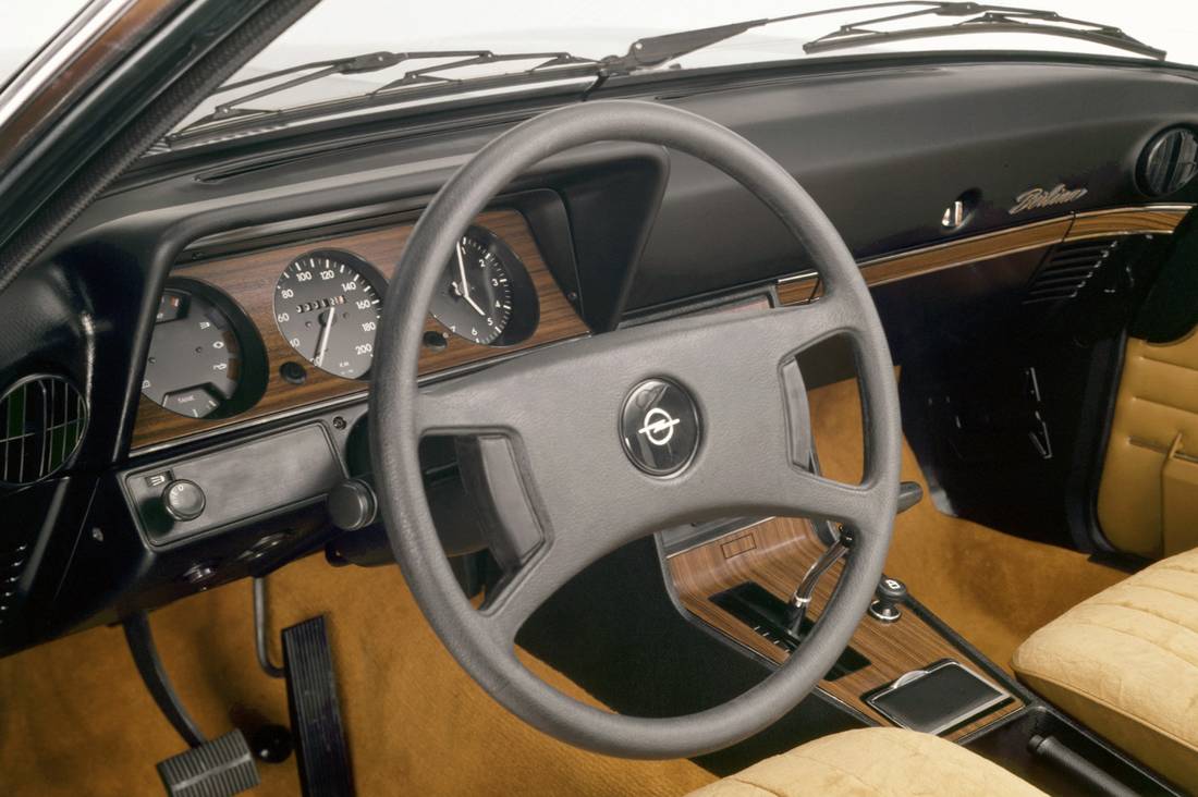 opel-commodore-interior