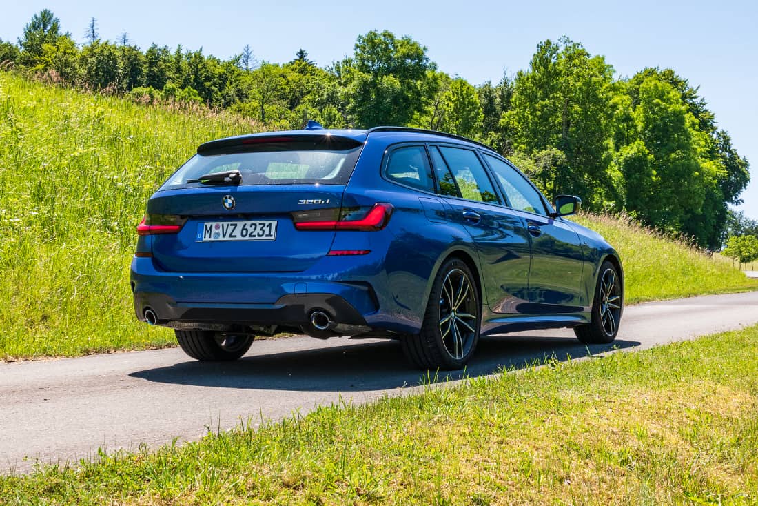 BMW-320d-Touring-2020-Side-Rear
