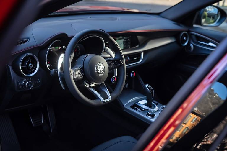 alfa-romeo-stelvio-tributo-italiano-2024-tv-cockpit
