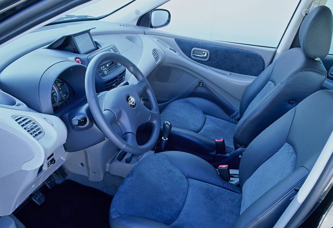 nissan-almera-tino-interior