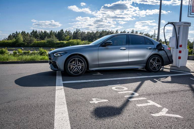  La Mercedes-Benz Plug-in Hybrid C 300e ha una notevole autonomia elettrica fino a 100 km.