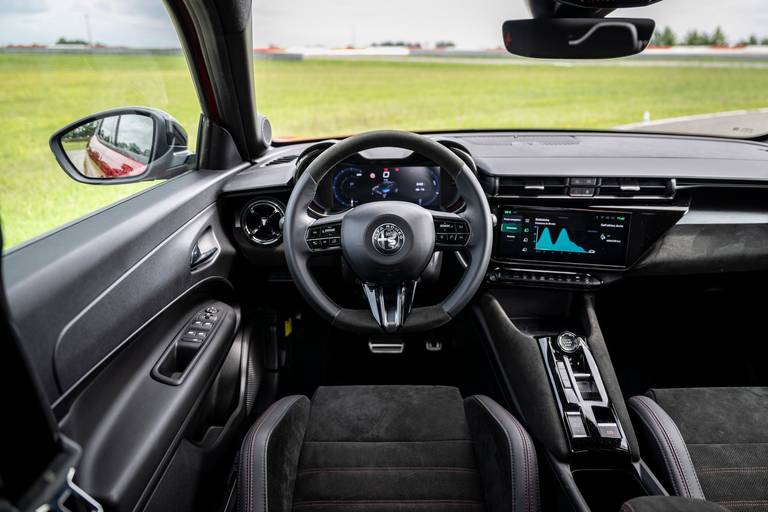AlfaRomeoJunior-Interiors