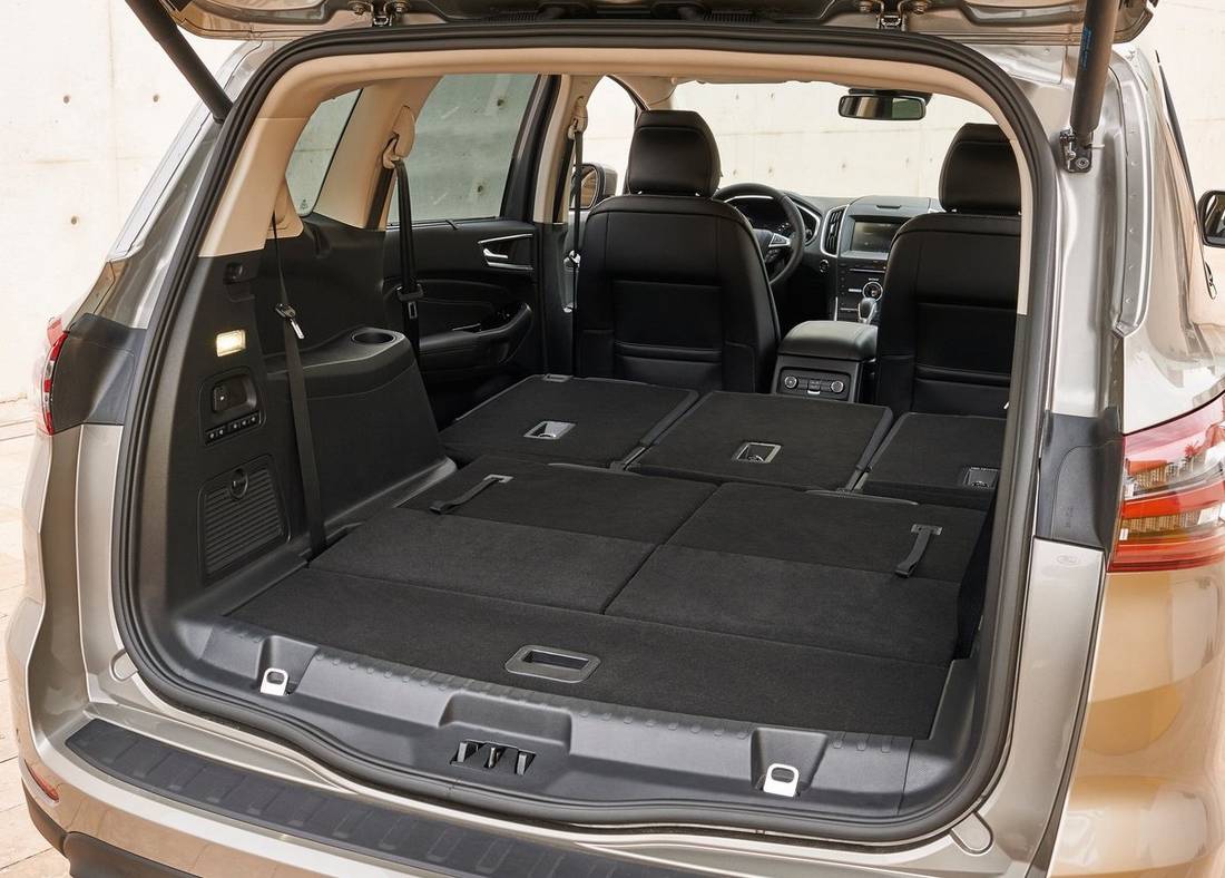 ford-s-max-trunk