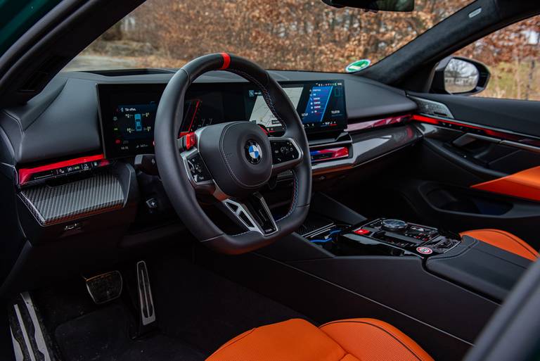bmw-m5-g90-2025-cockpit