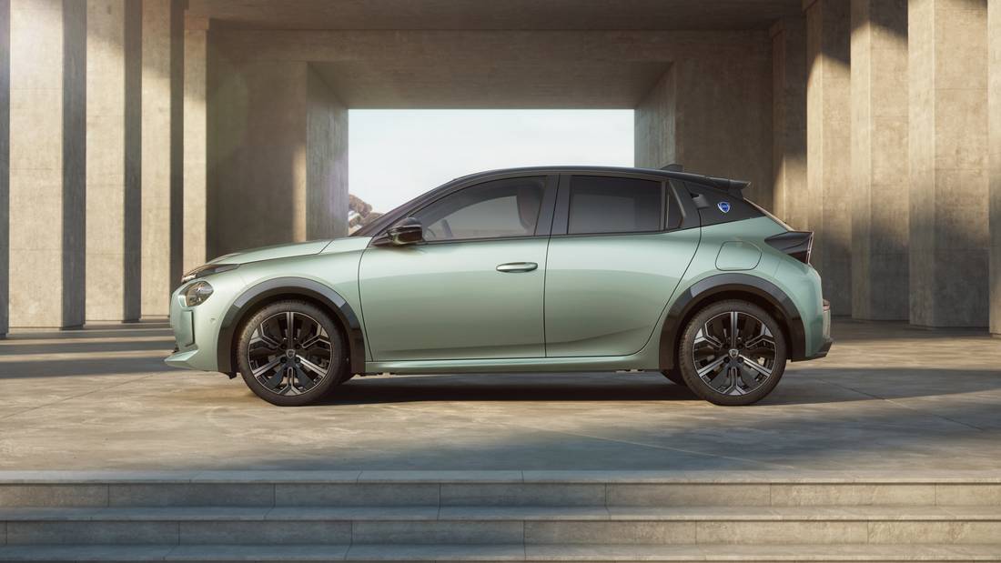 prijs-lancia-ypsilon-chique-broer-van-elektrische-208-en-corsa-is-de-goedkoopste-2024-03
