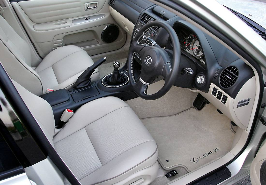 lexus-is-200-interior