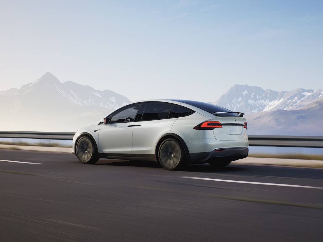 Tesla Model X Plaid (2023) rijdend, achteraanzicht 1