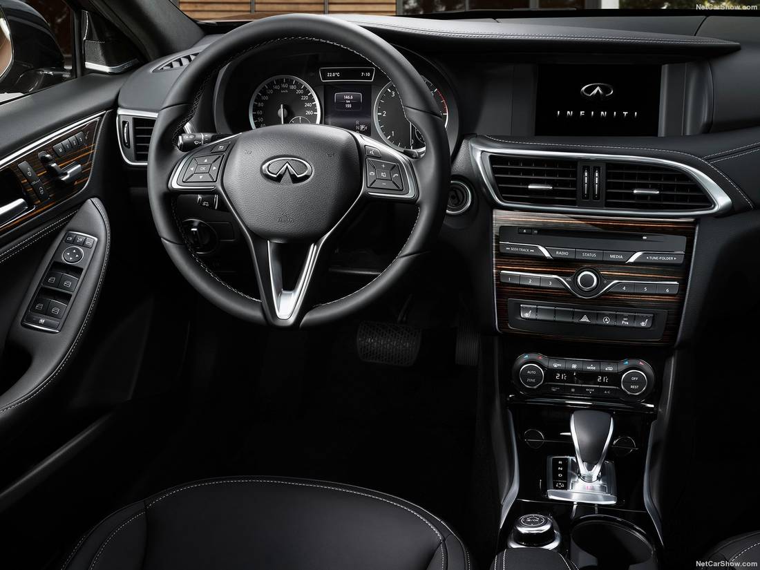 infiniti-q30-cockpit