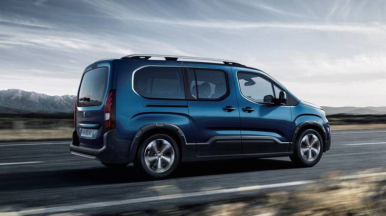  Il Peugeot Rifter è una delle numerose station wagon a tetto alto identiche del Gruppo Stellantis, nato dalla fusione di PSA e Fiat Chrysler.