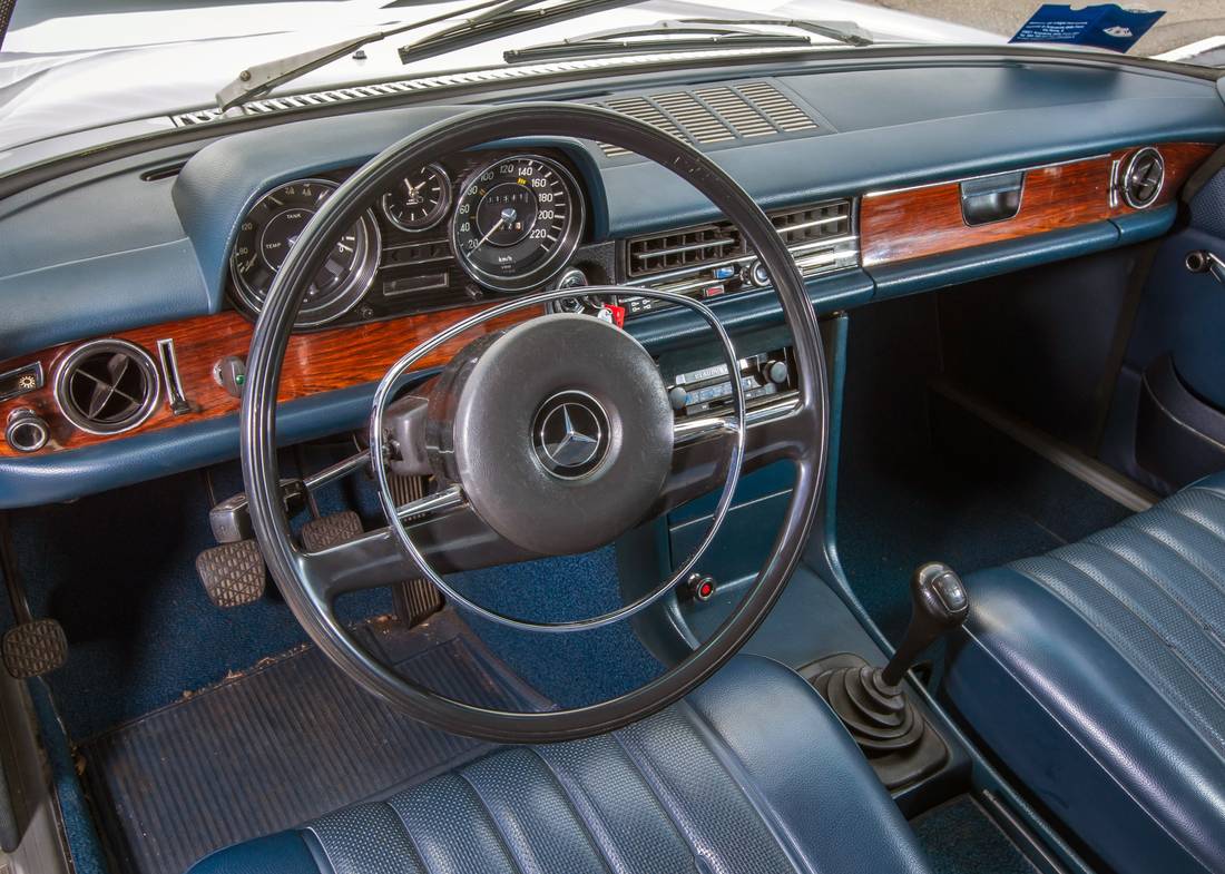 mercedes-benz-280-interior