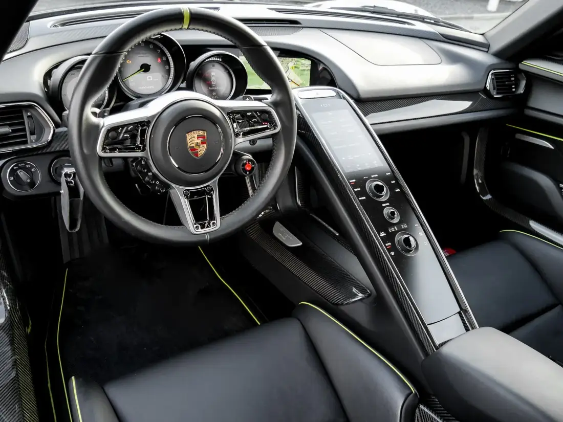 porsche-918-spyder-interieur