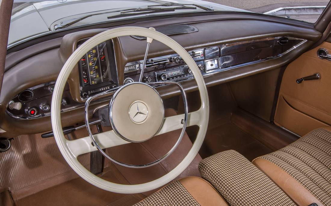 mercedes-benz-200-interior