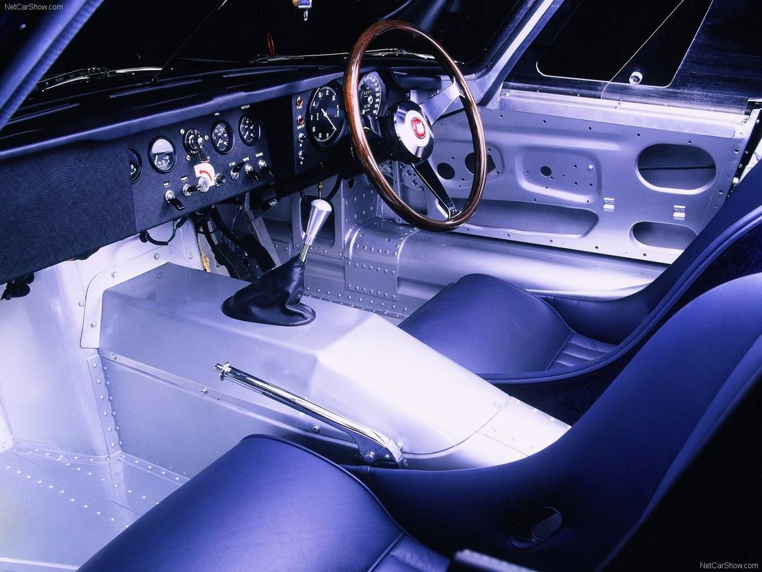 jaguar-e-type-interieur