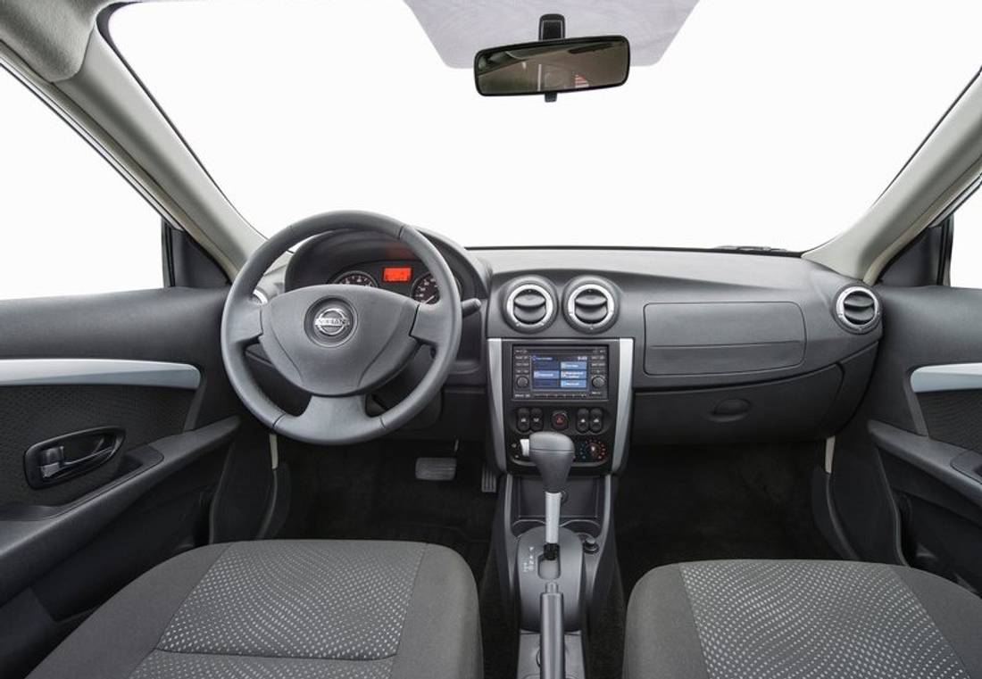 nissan-almera-interior