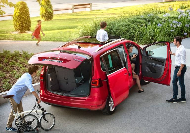  Le station wagon a tetto alto con porte scorrevoli offrono spazio e apertura delle porte sufficienti. Pertanto, i bambini possono aprire e chiudere le porte in modo indipendente senza il rischio di danneggiare altri veicoli.