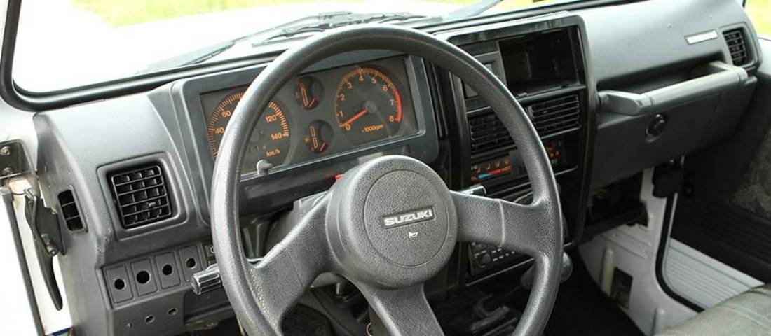 suzuki-samurai-interieur