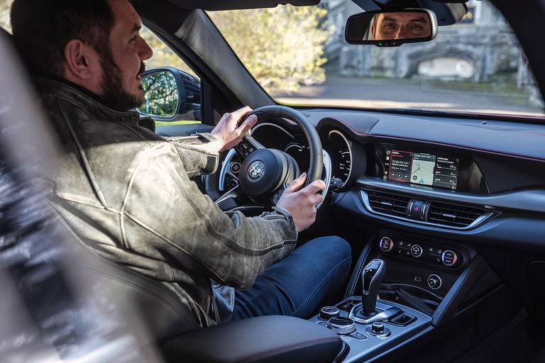 alfa-romeo-stelvio-tributo-italiano-2024-tv-innenraum