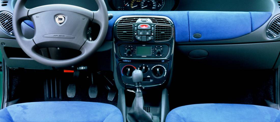 lancia-y-interieur