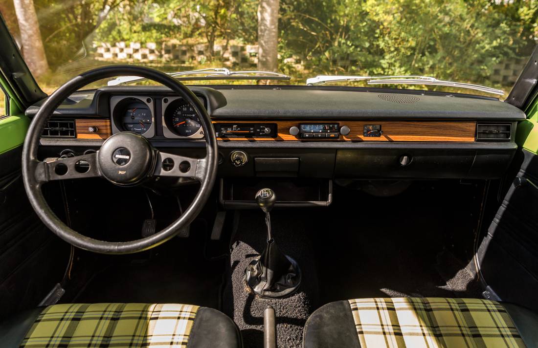 mazda-323-interior