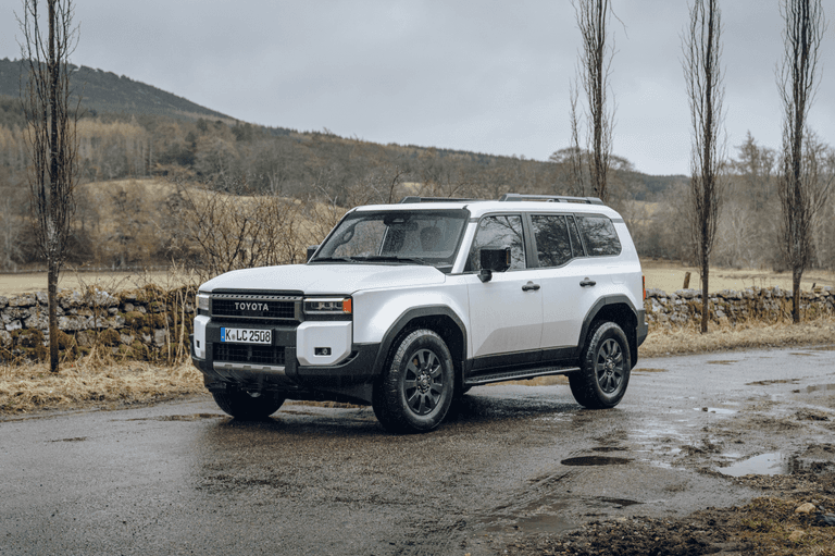 2024-landcruiser-mte-static-013