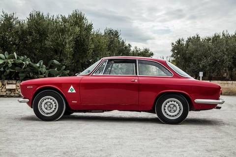 Giulia GT - Foto di Francesco Lo Giudice su Unsplash