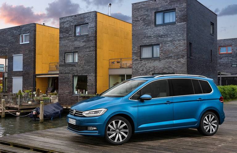  La VW Touran si impone con i suoi interni flessibili come il furgone per cani ottimale