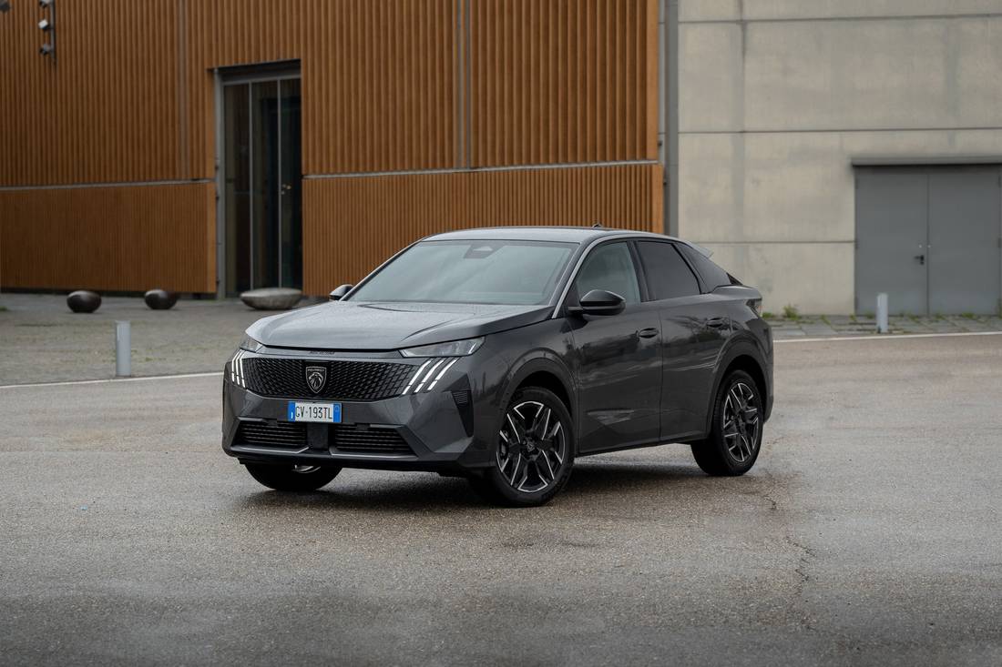Prova Peugeot 3008 Hybrid 2025: il SUV francese ora è più squadrato ma si guida sempre bene