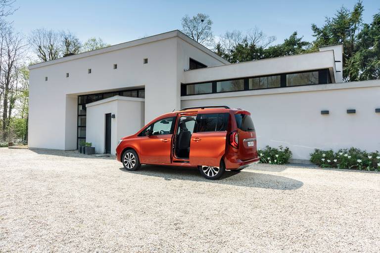  Probabilmente la porta scorrevole più larga tra i furgoni familiari: il Renault Kangoo.