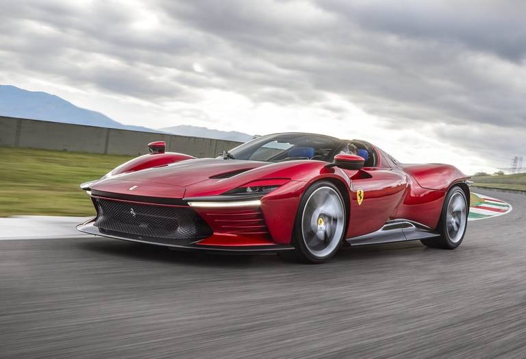  La Ferrari Daytona è disponibile come SP3 Spider con motore V12 in edizione limitata. Il costo è di circa 2 milioni di euro.