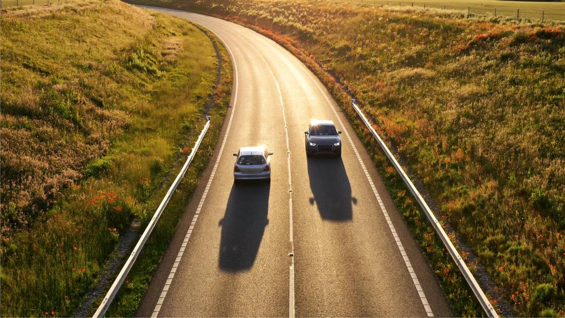 Auto che si incrociano su una strada
