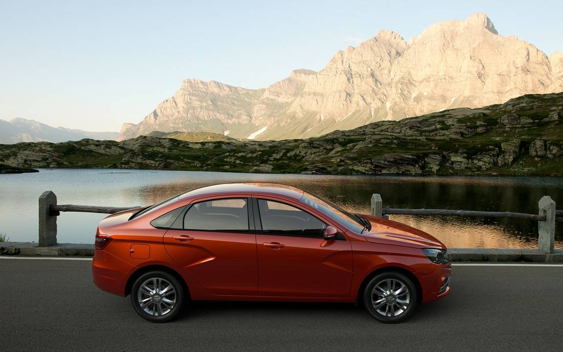 lada-vesta-sedan-side