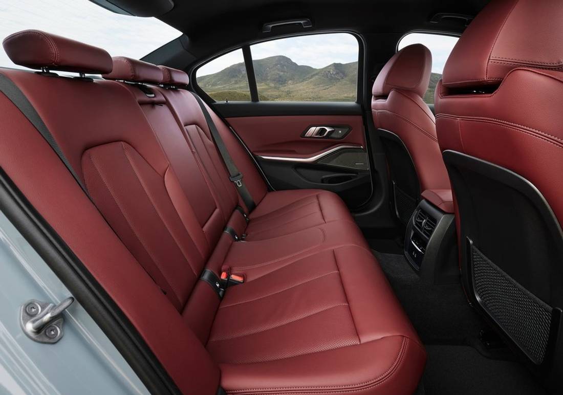 BMW-3-Series-interni-auto.jpeg