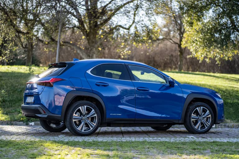 lexus-ux300e-retro