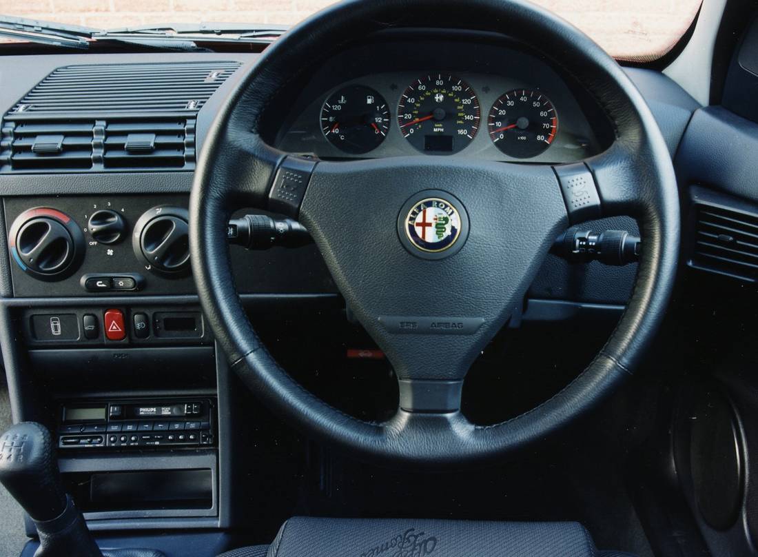 alfa-romeo-146-interior