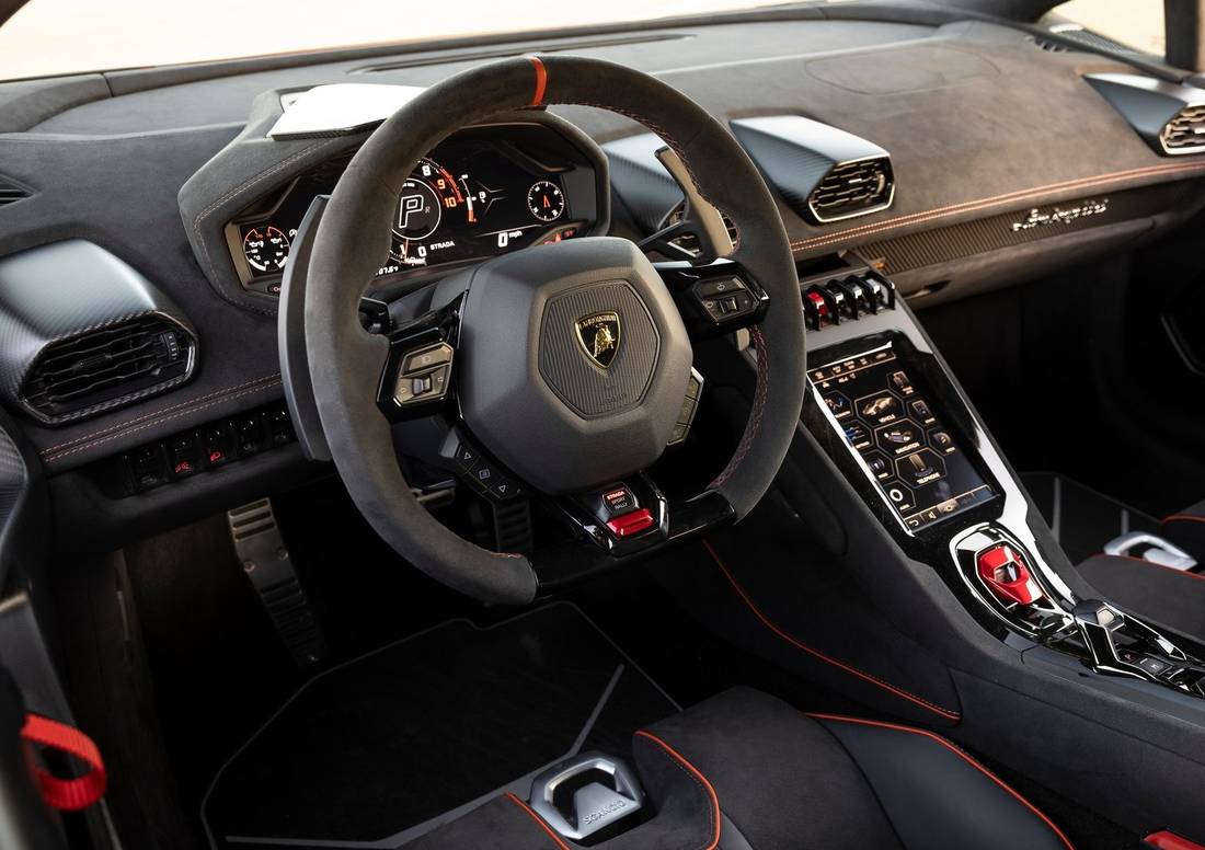 lamborghini-huracan-sterrato-interior