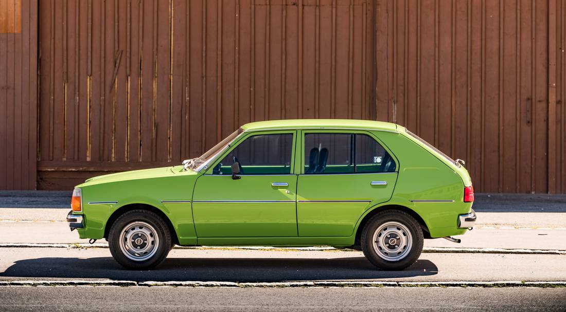 mazda-323-side