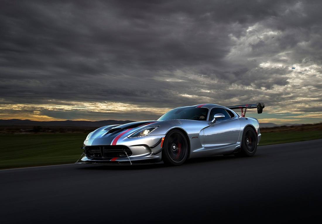 dodge-viper-acr-side