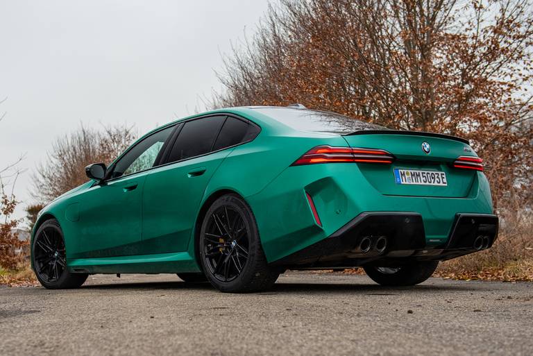 bmw-m5-g90-2025-seiten-heckansicht