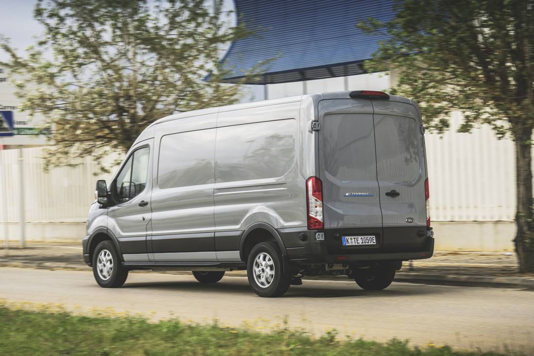 ford-e-transit-2025-duizenden-euros-goedkoper-grotere-actieradius-kortere-laadtijden-2024-03