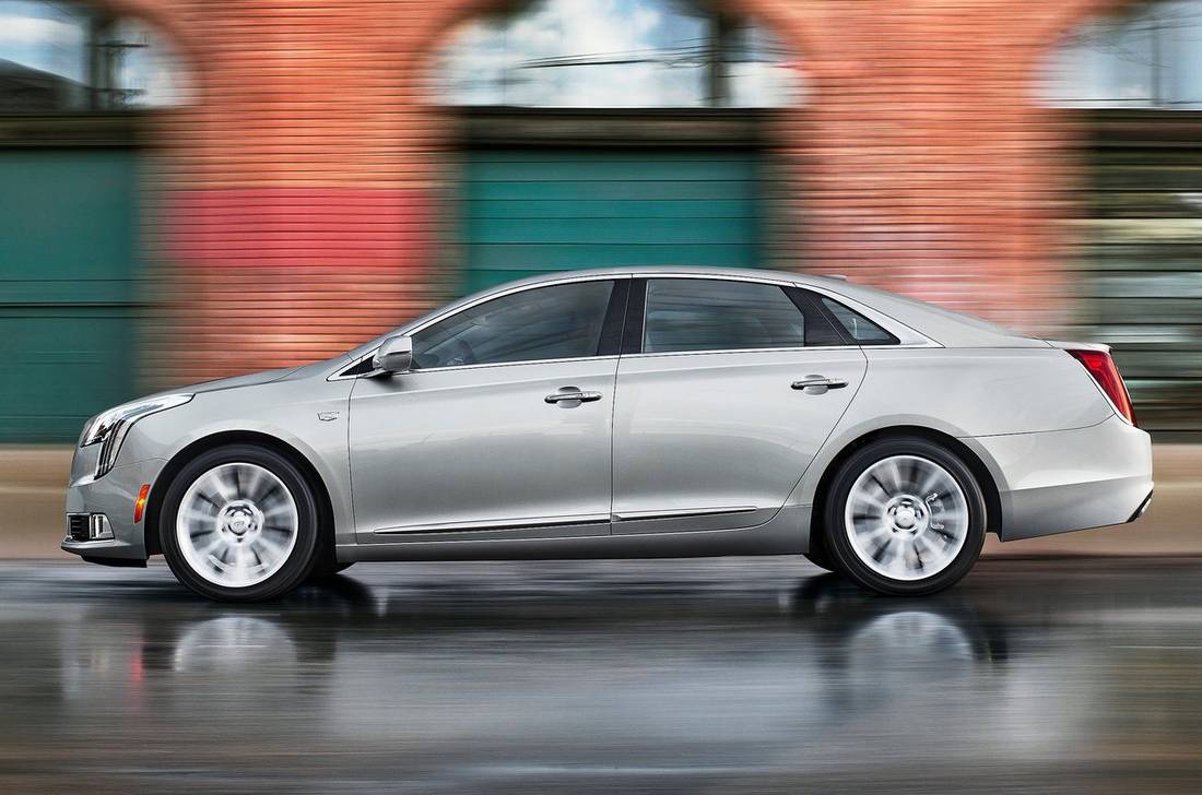 cadillac-xts-side