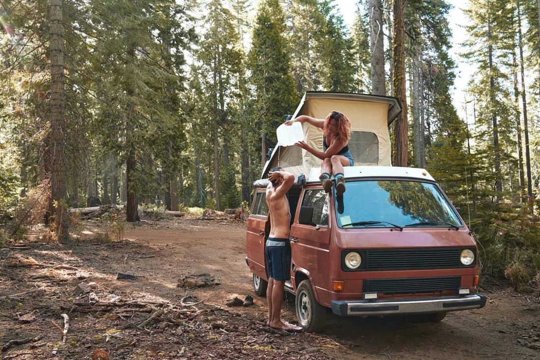 VW Bus Camper im Wald