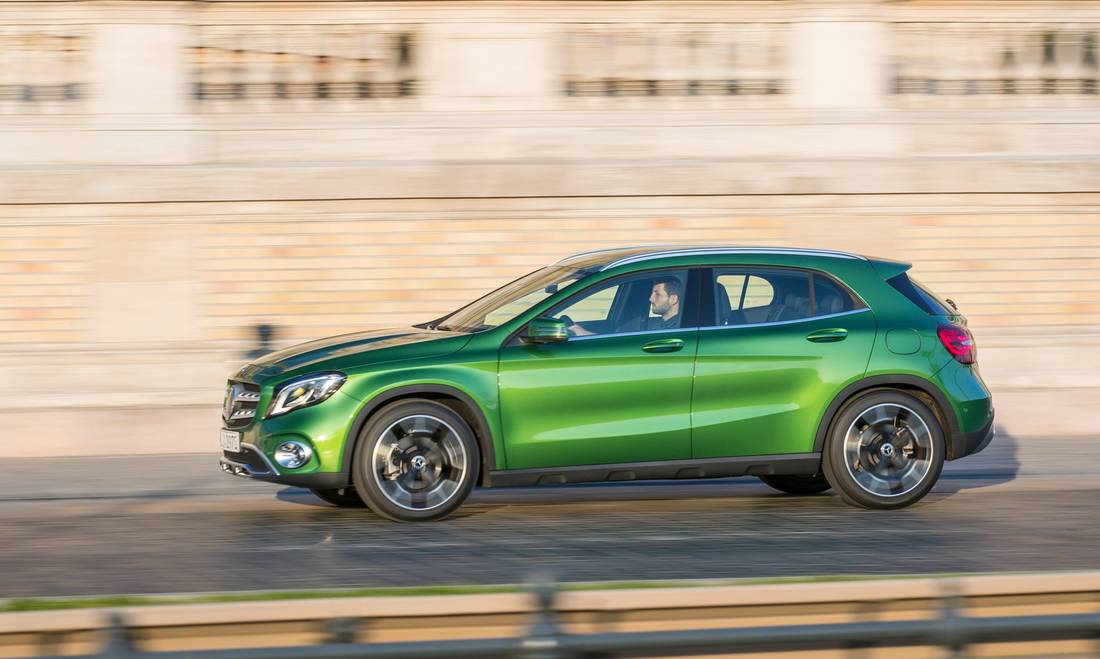 mercedes-benz-gla-200-side