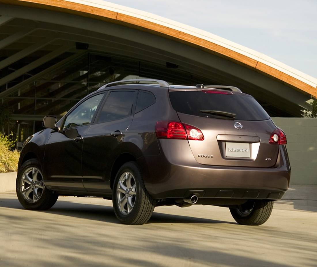 nissan-rogue-back